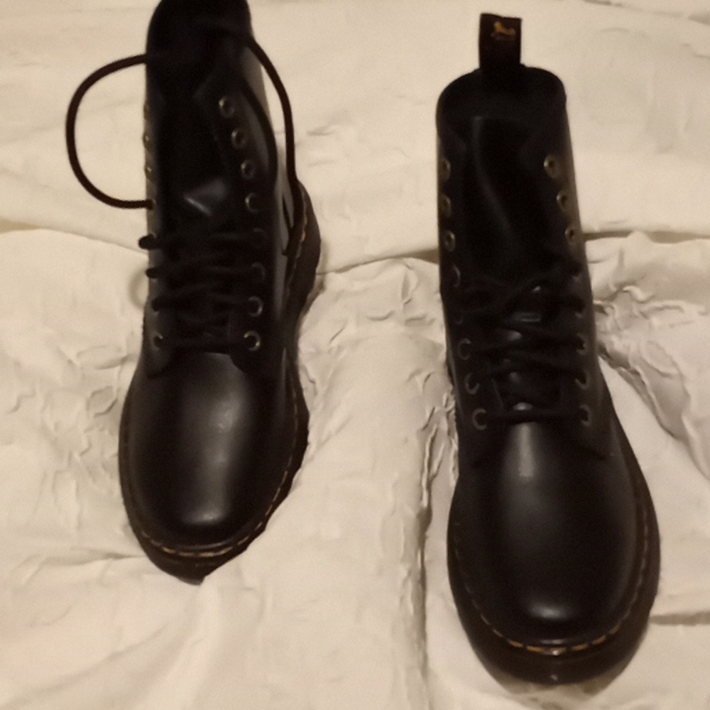 Doc Martin's size us 4 my granddaughter wore them once to a repast ..no box